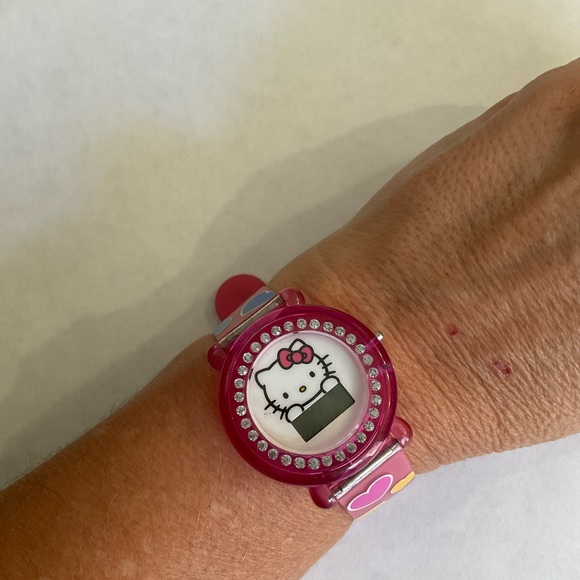 NWOT HELLO KITTY PINK PLASTIC HEART WATCH - Picture 4 of 4